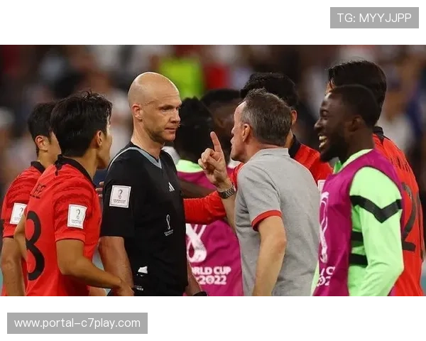 裁判出示红牌后球员围堵理论，场面一度混乱